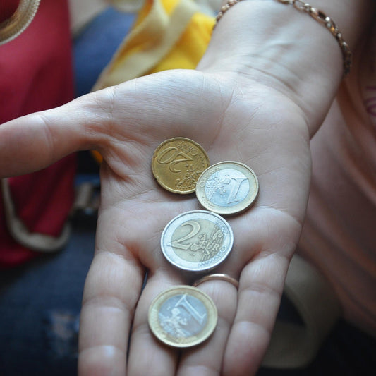 Münztrick - Oder wieso die Münze durch ein zu kleines Loch passt